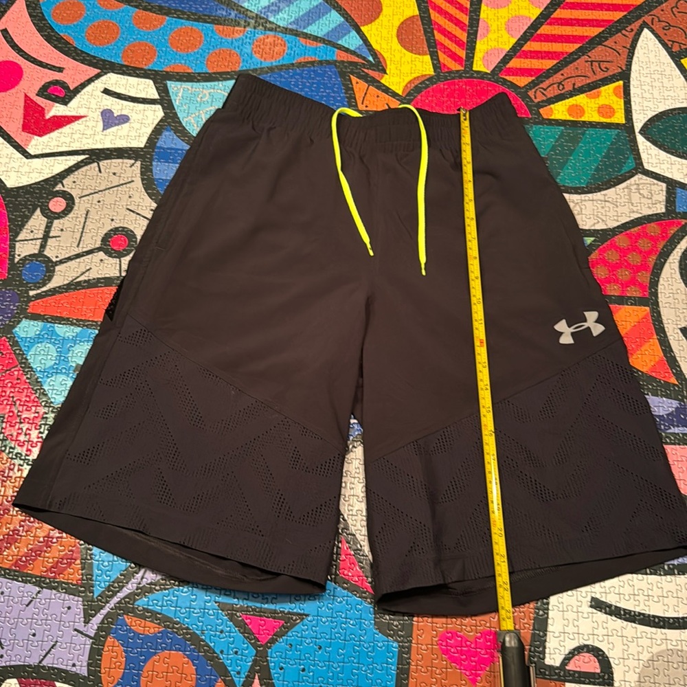 Men’s Medium Under Armour Basketball Shorts